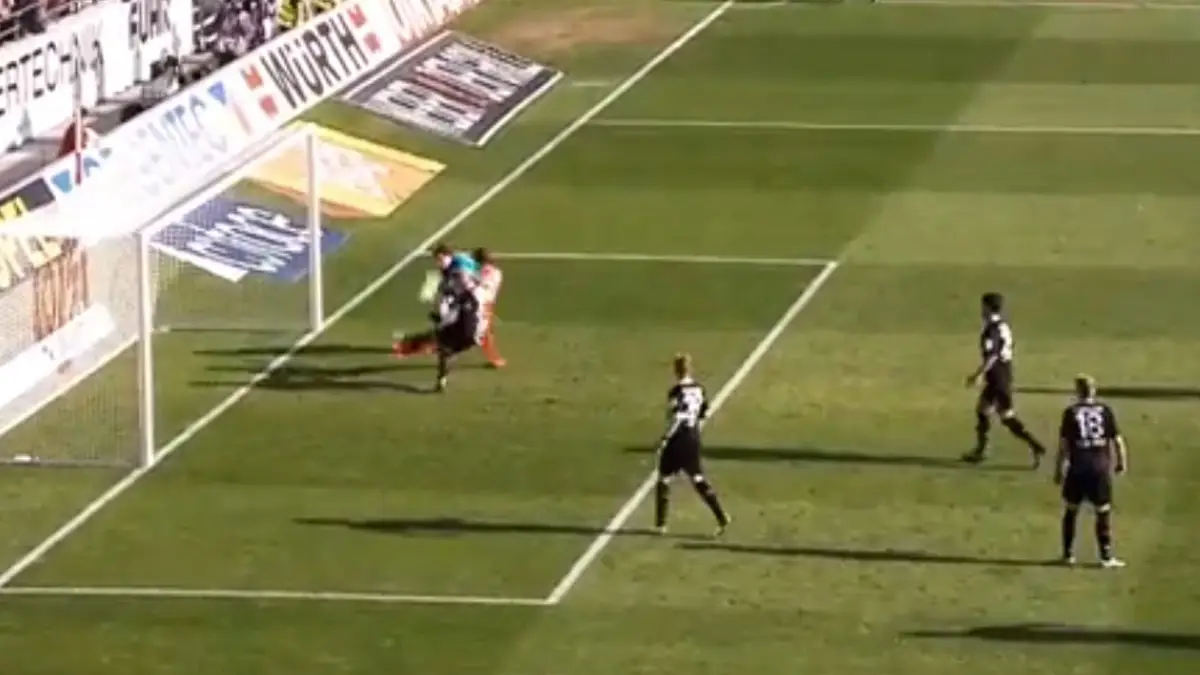 Keeper gaat knock-out nadat hij eigen doelpunt heeft gemaakt