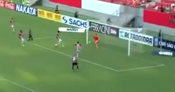 Matchfixing? De meest bizarre eigen goal ooit