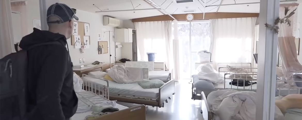 Snuffelen in een verzorgingstehuis in de verboden zone van Fukushima