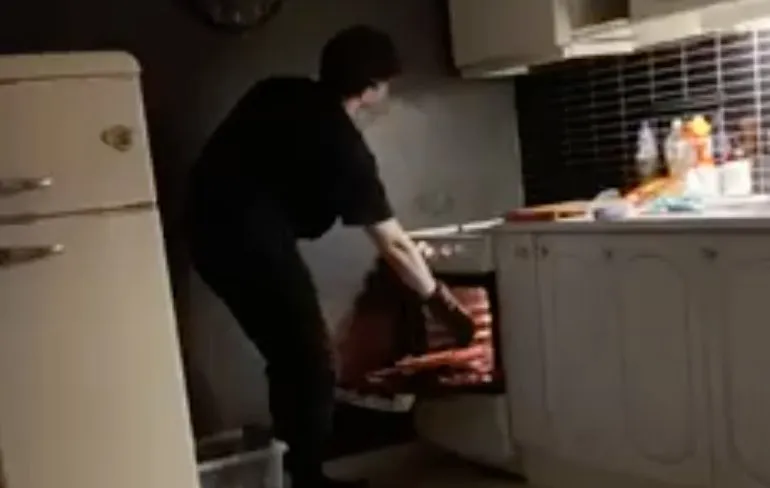 Als je zatte maat de pizza even uit de oven gaat halen