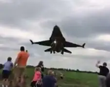 Turkse F16 komt spectaculair aan op Waddington