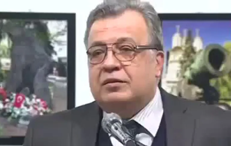 Russische Ambassadeur Turkije Andrey Karlov doodgeschoten