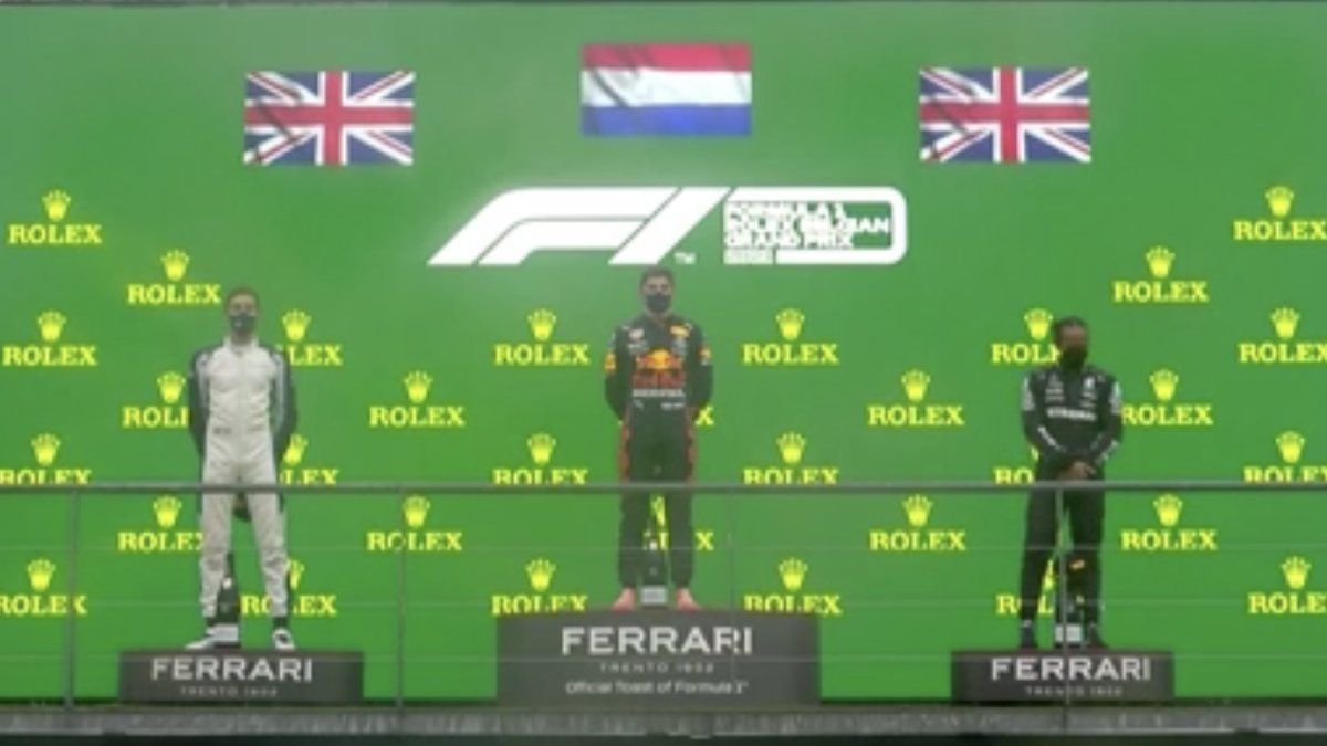 Max Verstappen wint kortste Formule 1 race ooit tijdens kletsnatte Grand Prix van België