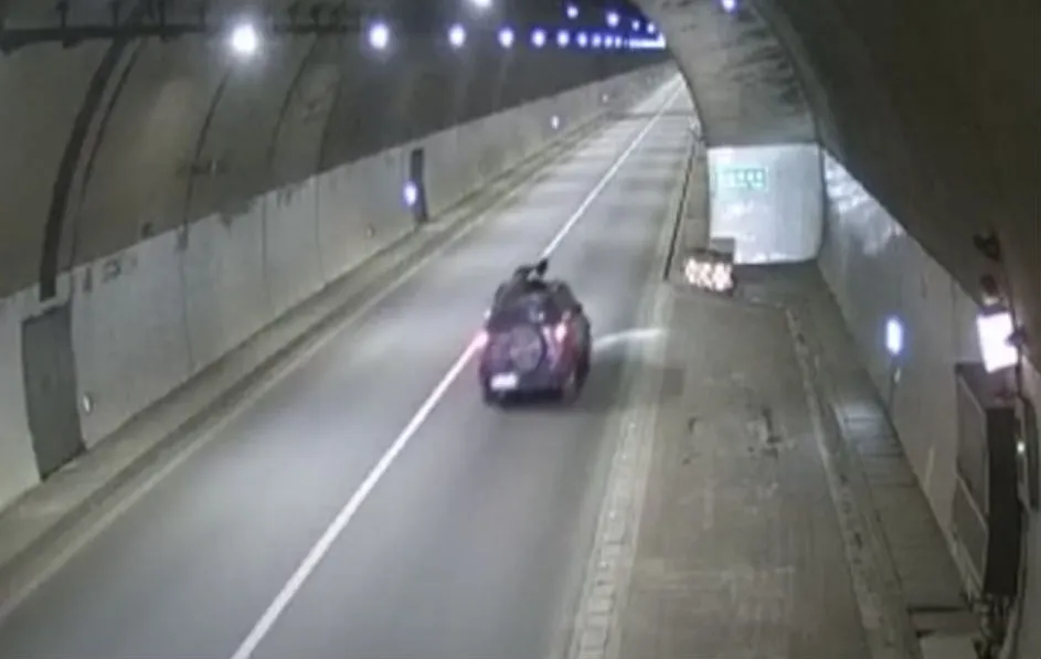 1 dode en 1 gewonde die nog 7 km op het dak meereed