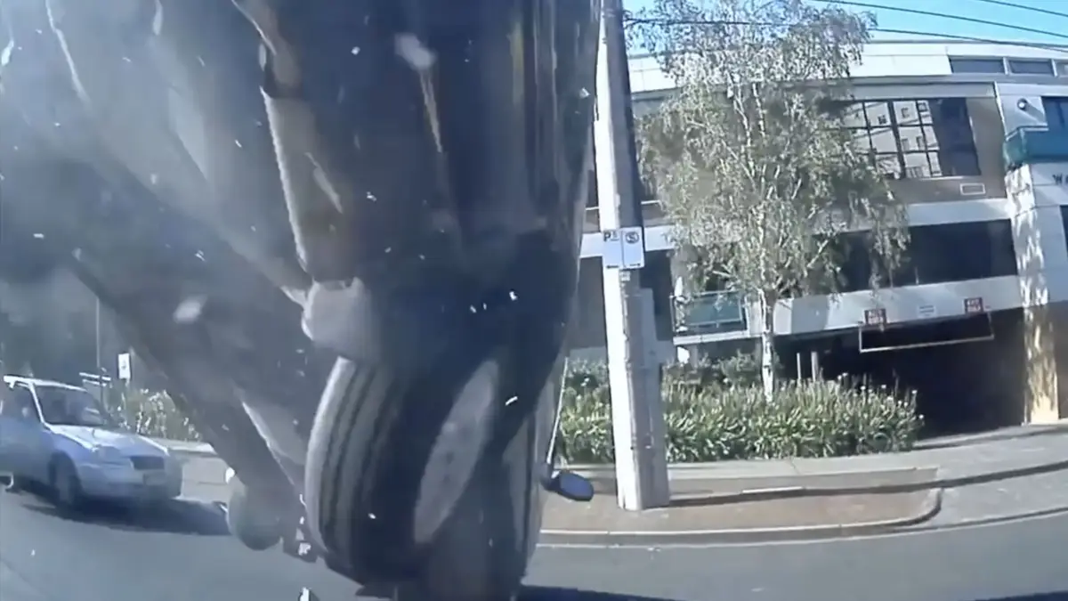 96-jarige chauffeur rijdt per ongeluk over andere auto heen