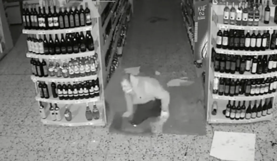 Inbreker valt als een blok voor de CCTV