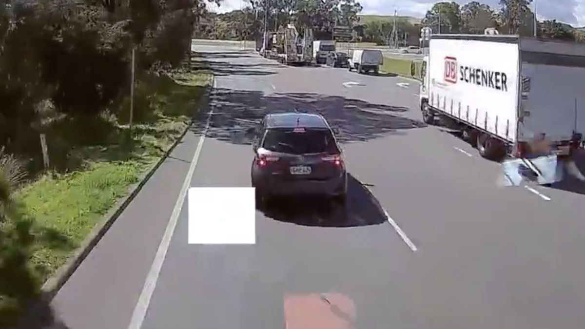 Autorijder in Perth weet nu ook dat vrachtwagen niet zo maar stil staat