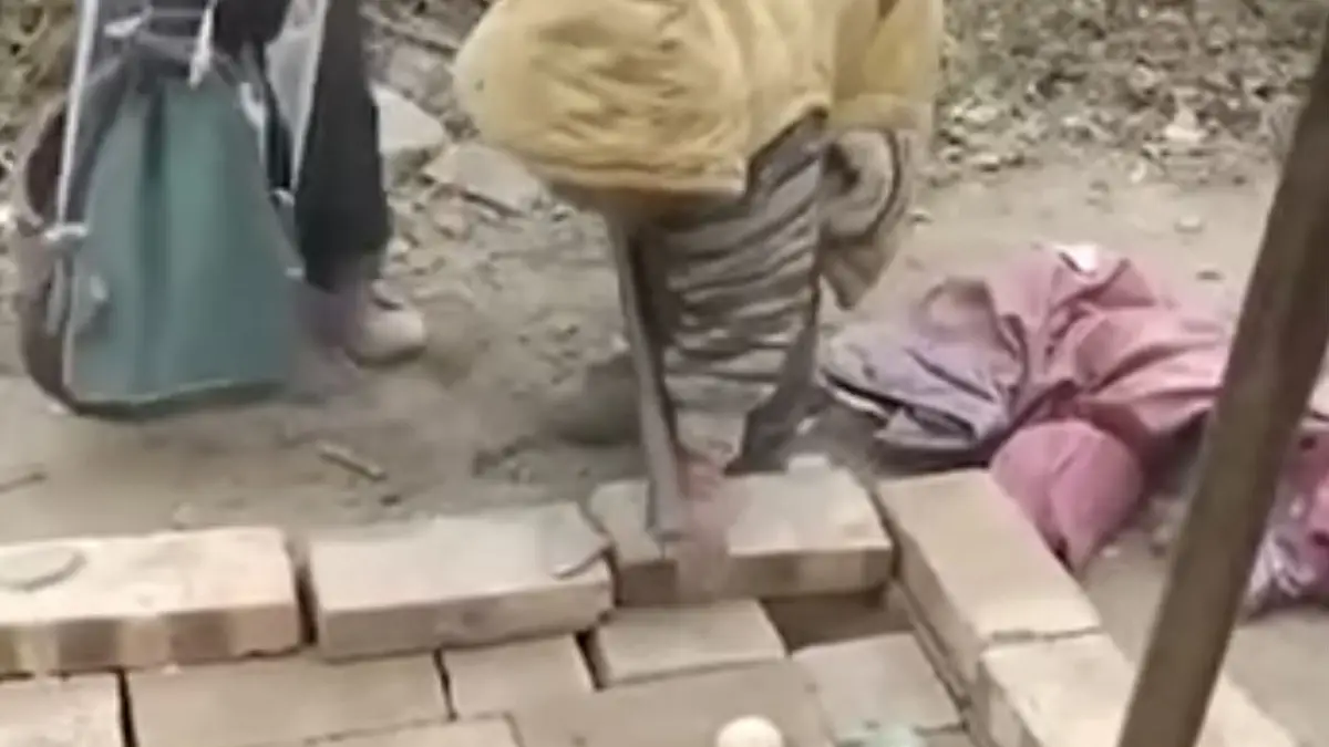 Kleine Chinese baas speelt een aardig potje pool