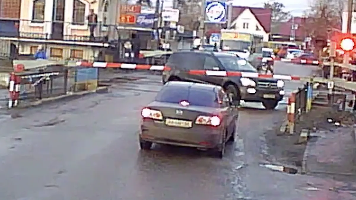 SUV rijder komt met de schrik vrij na ingrijpen van spoorwegen gast