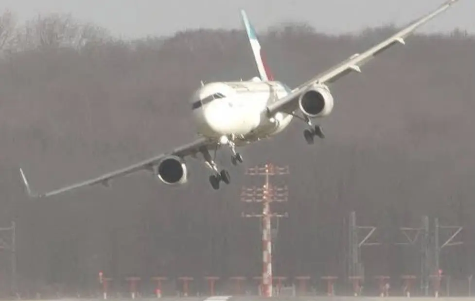 Ook op Düsseldorf Airport was de wind heftig