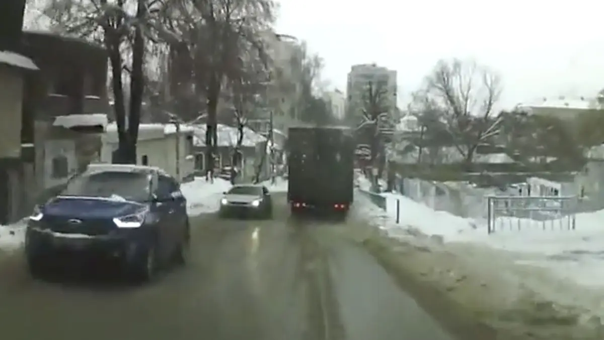Vrachtwagen heeft even geen remmen meer in Voronezh