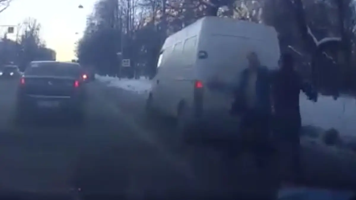 Na schoppen tegen bus direct knokken