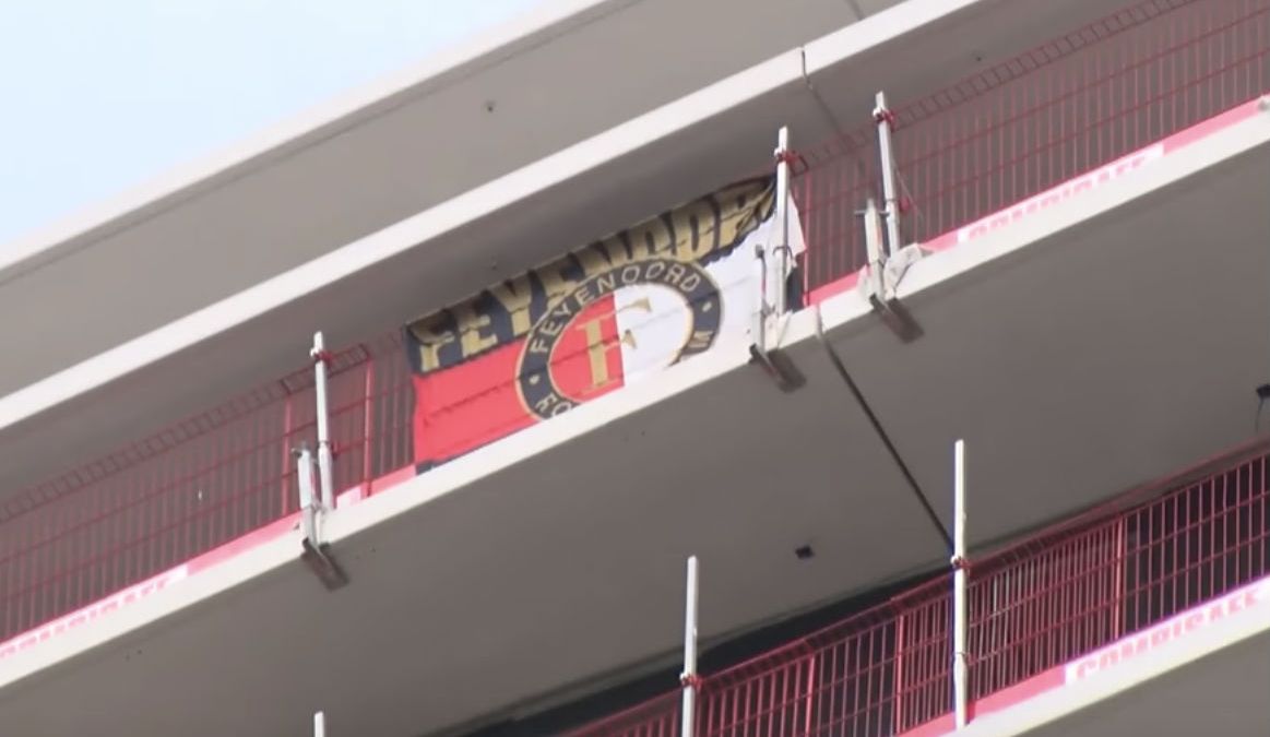 Rotterdamse bouwvakker hangt Feyenoord vlag in de Amstel Tower