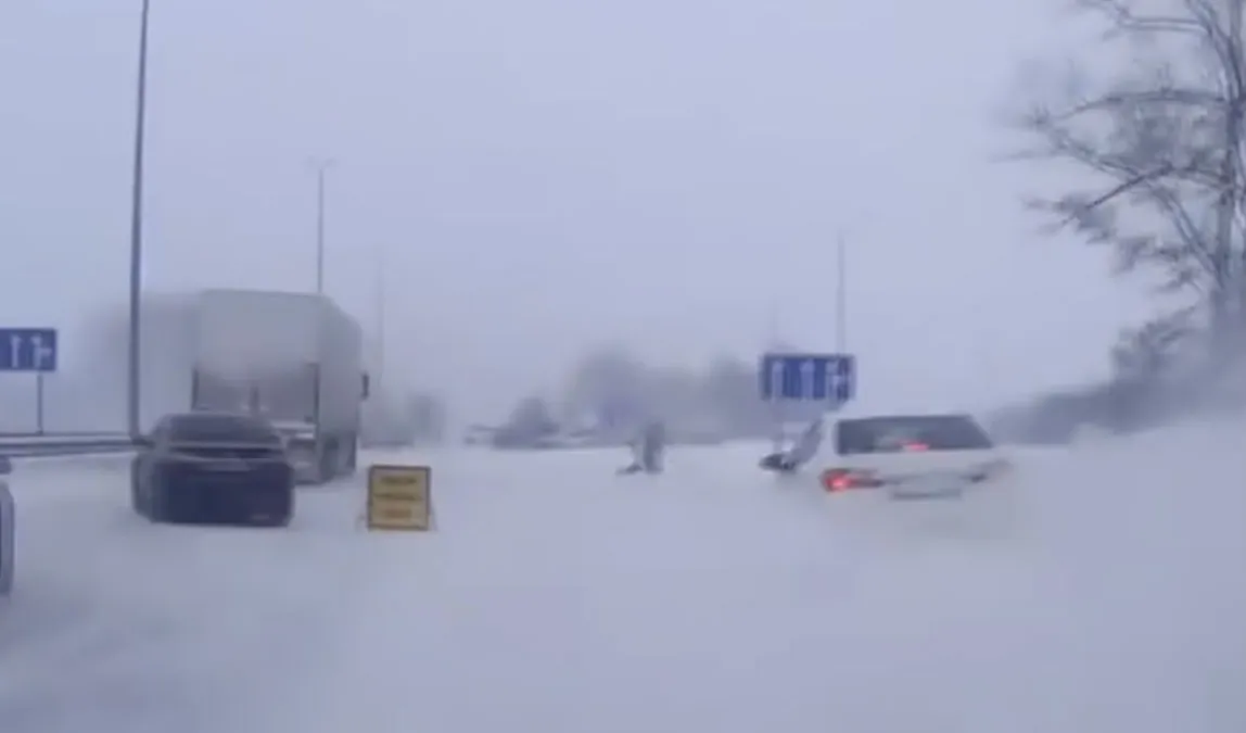 Toyota zonder controle laat mannetje flink rennen