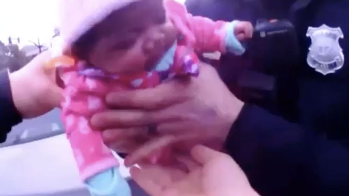 Agenten redden 2 maanden oude baby