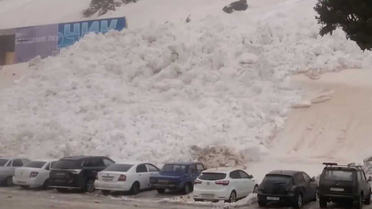 Lawine neemt parkeerplaats over