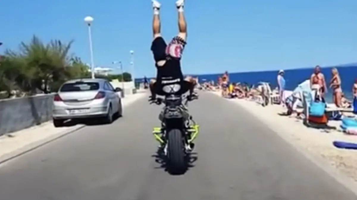Motorrijder steelt de show met handstand tijdens het rijden