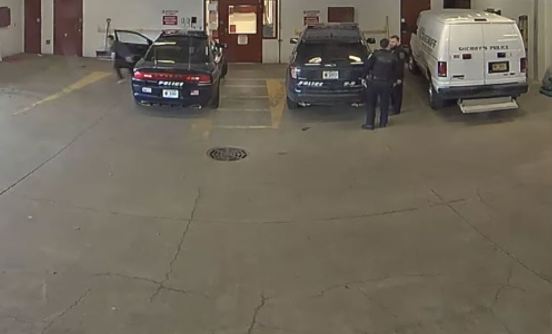 Arrestant is agenten te slim af en ontsnapt uit politieauto