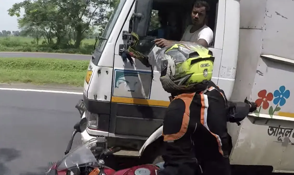 Meppende motorrijder ontdekt dat vrachtwagen sterker is dan motor