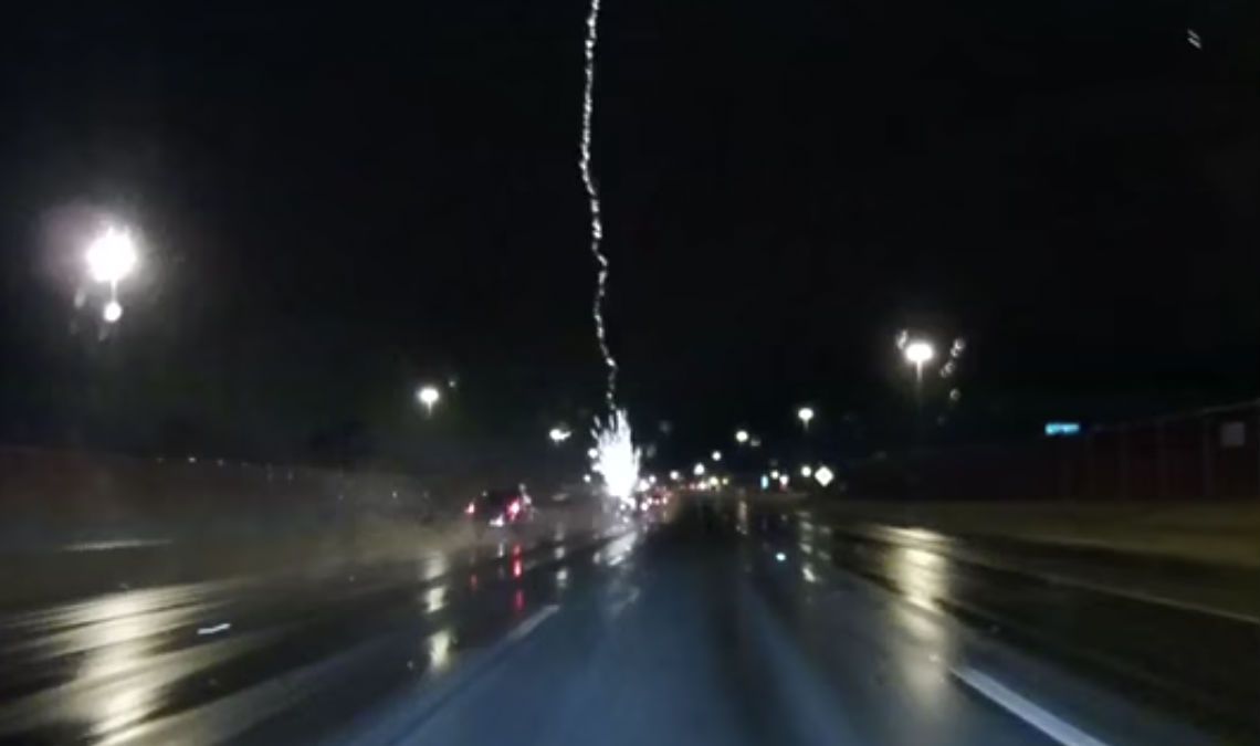 Als bliksem inslaat op een auto op de snelweg
