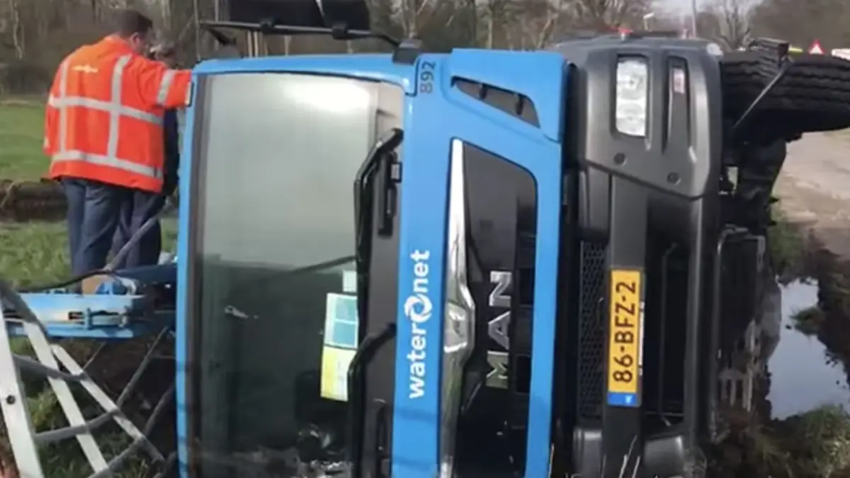 Waternet vrachtwagen in het water