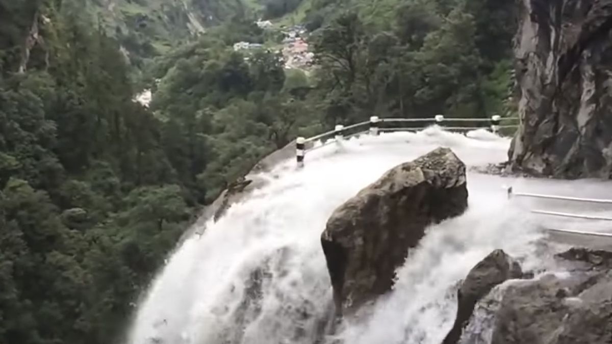 Waterval in Nepal levert spannend momentje op voor toeristen