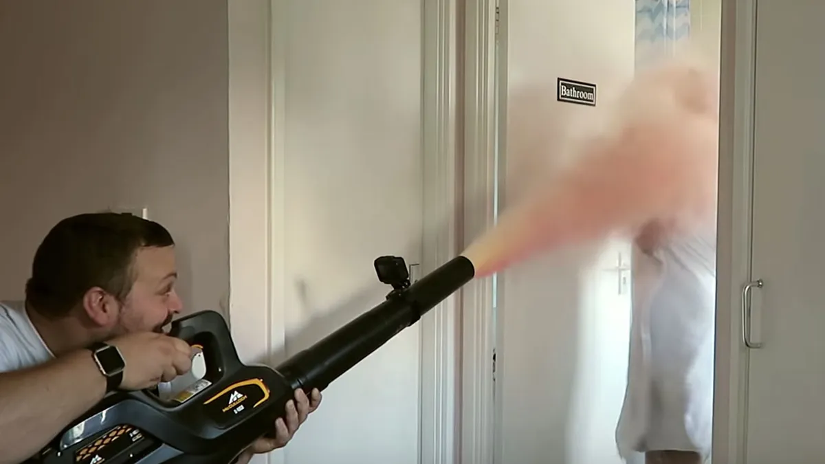 Reuben en zijn bladblazer vermaken zich wel