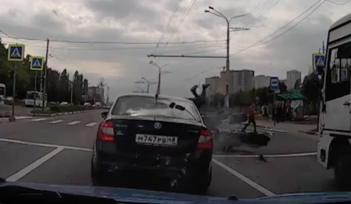 2 stuks hard tegen het asfalt na motor vs auto