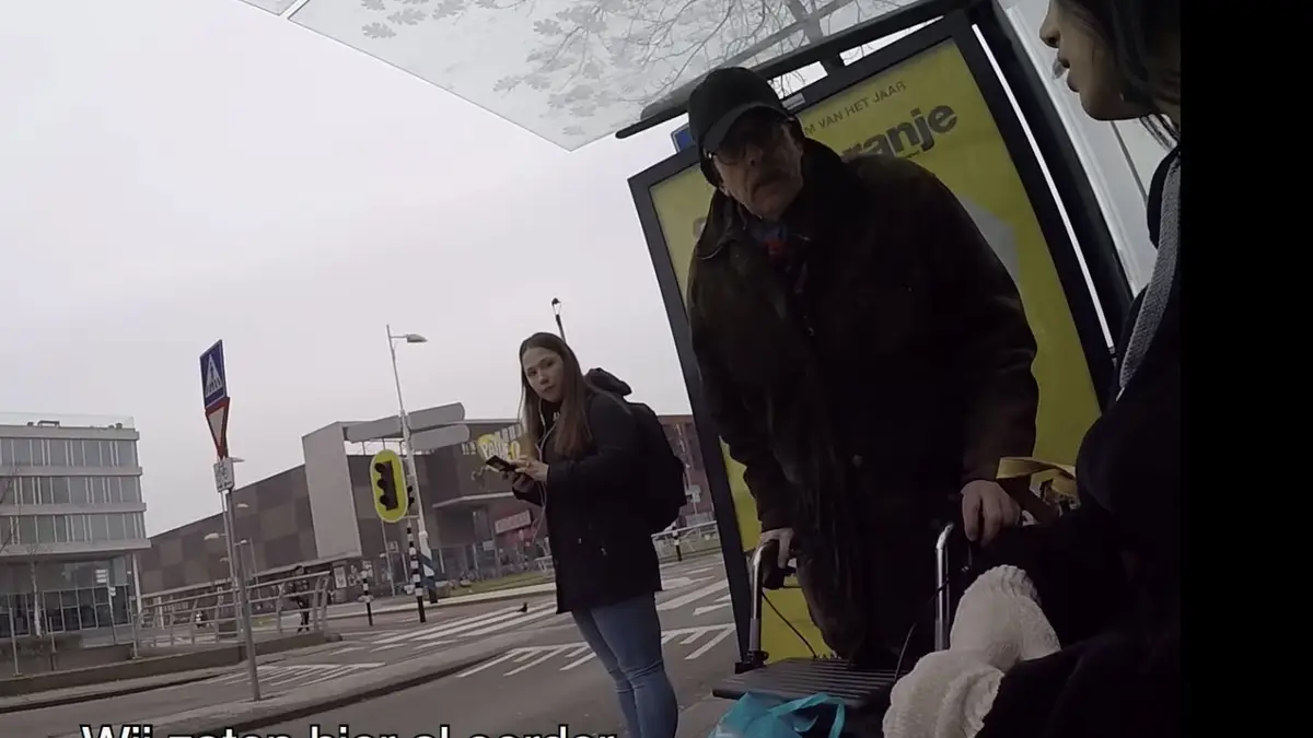 Bondgenoten: Oude baas niet even laten zitten in bushokje