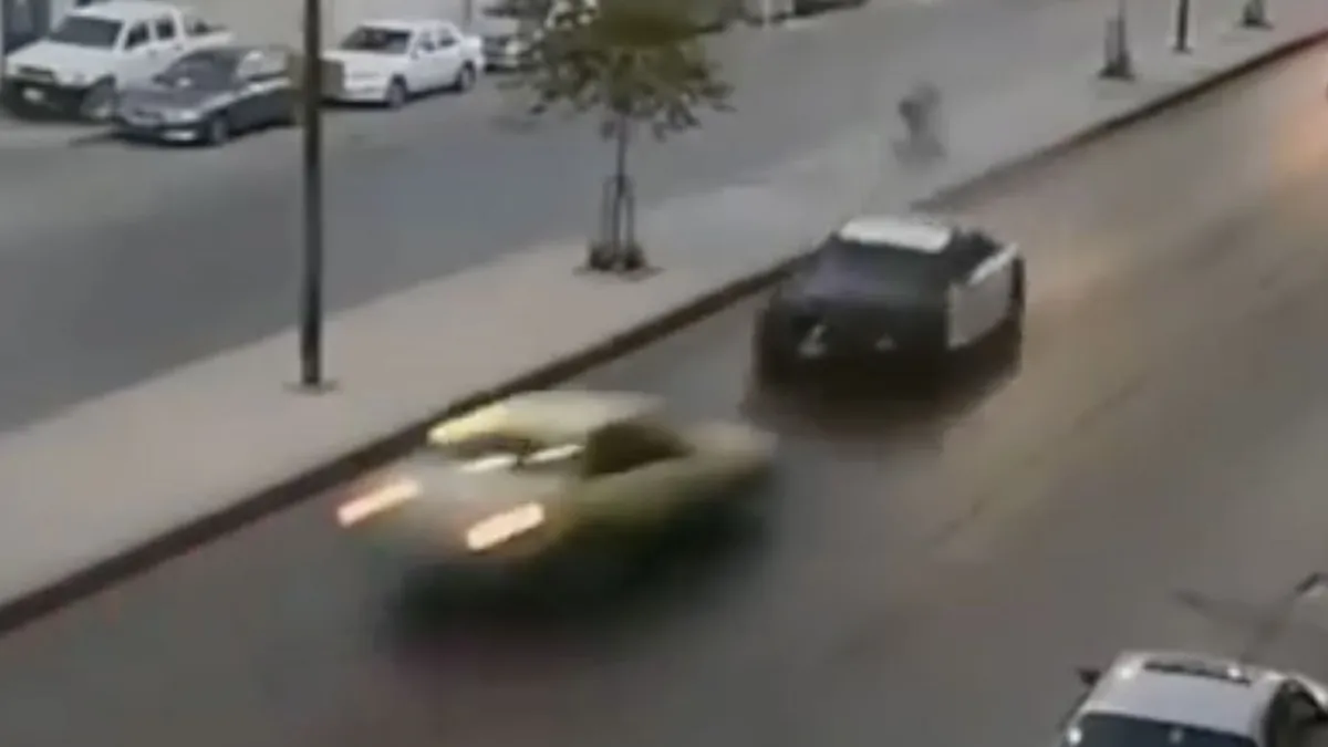 Politieauto klapt vol op taxi in Amman
