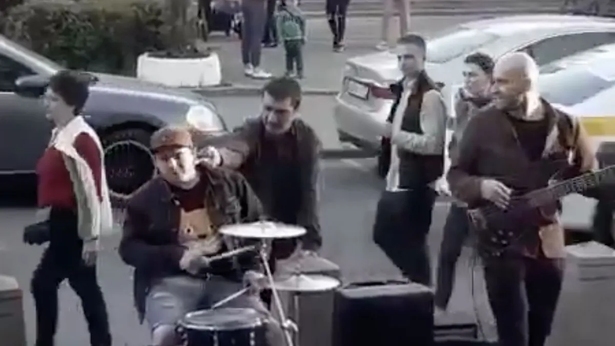 Drummer leert dronken dwaas een waardevol lesje