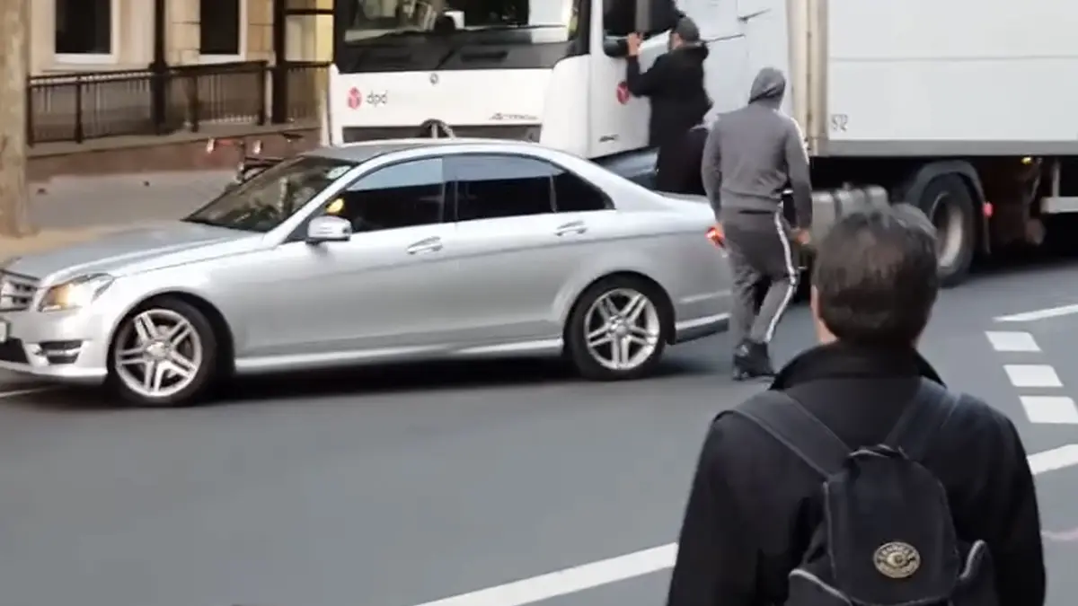 Idioten vallen vrachtwagenchauffeur aan in centrum van Londen