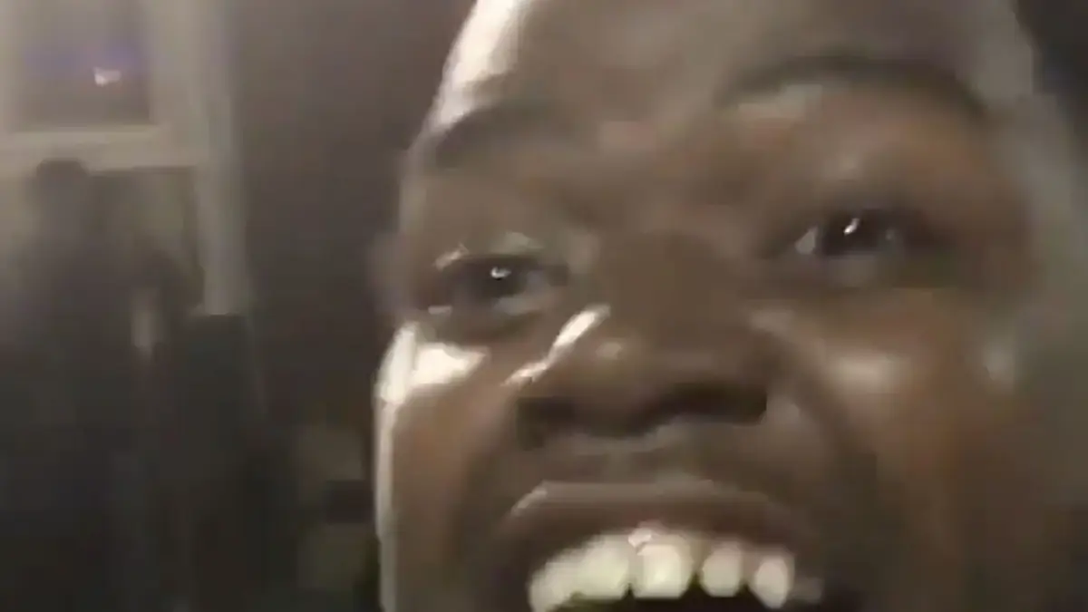 Donkere dude geniet van crazy white people