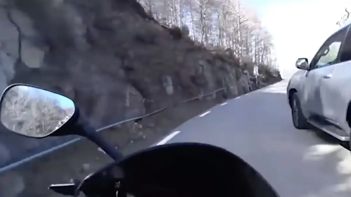 Motorrijder filmt zijn eigen oeps momentje