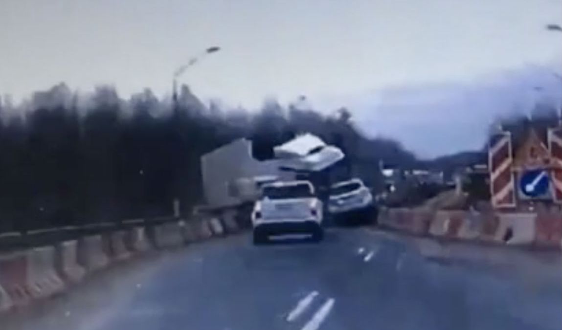 Vrachtwagen schakelt twee auto's uit in een klap