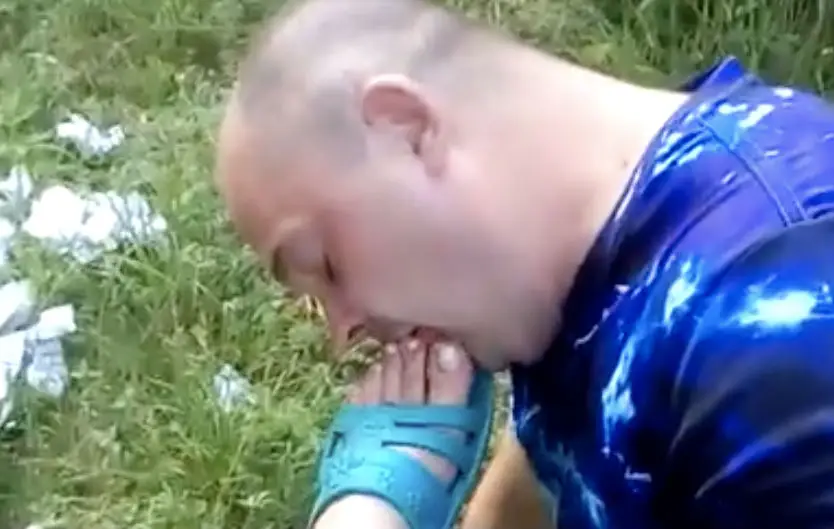 Gast houdt de voet van zijn partner goed schoon