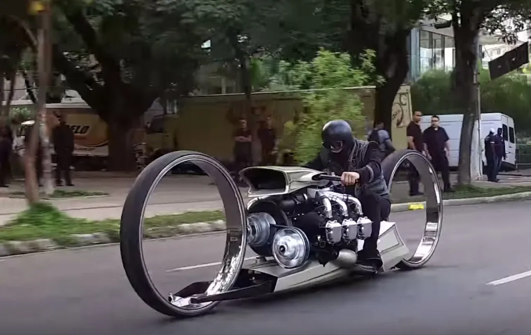 De wel hele coole motorfiets van Tarso Marques