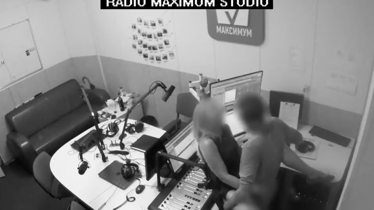 Gezelligheid in de studio van radiostation Maximum