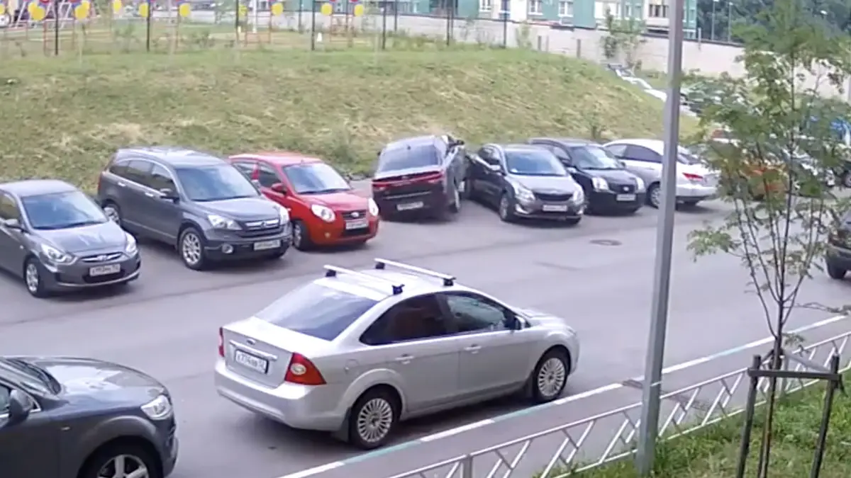 Vrouw heeft beetje moeite met parkeerplaats verlaten
