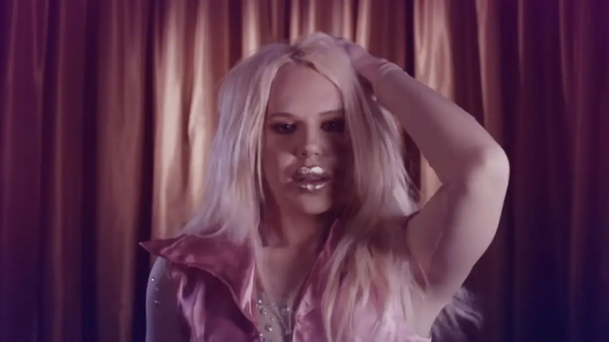 Bryan Ray doet er alles aan om op Britney Spears te lijken