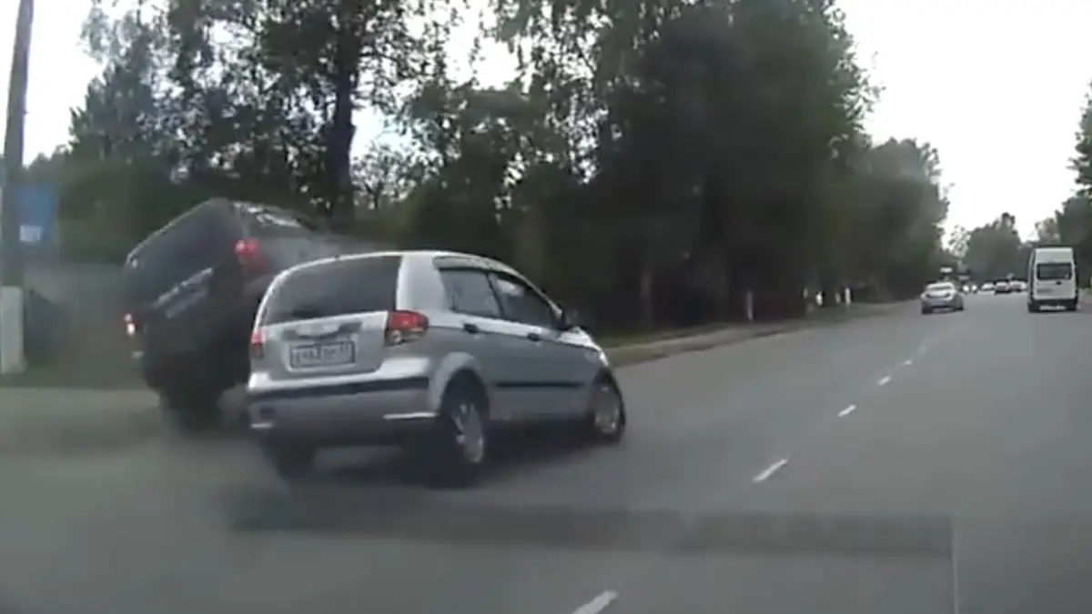Vrouw keihard aangereden door ongeluk tussen auto’s