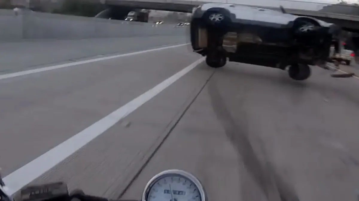 Motorrijder van fiets geslagen door omvallende SUV