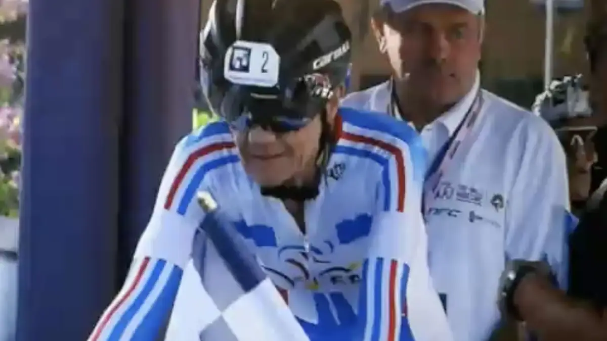 70-jarige wielrenster heeft niet zo'n goede start