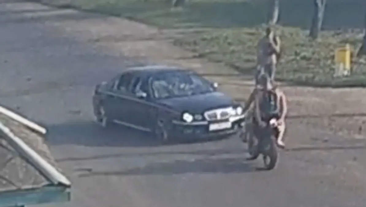 Oekraïense gasten krijgen hele stevige kus van auto