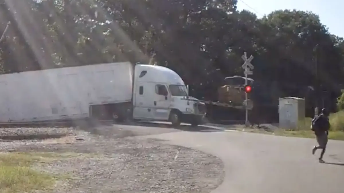 Collisie tussen vrachtwagen en vrachttrein, trein wint