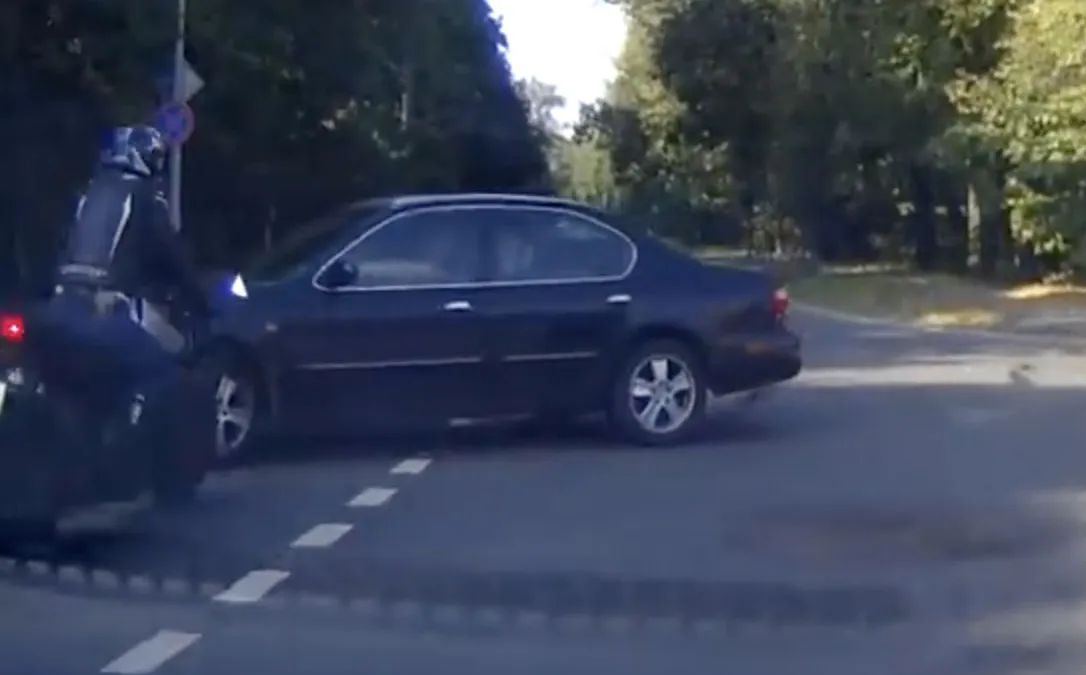 Poolse motorrijder doet alleraardigst kunstje na aanrijding