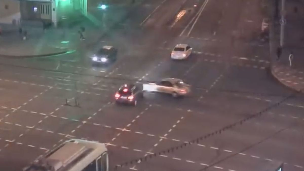 Mazda vliegt na aanrijding metrostation binnen