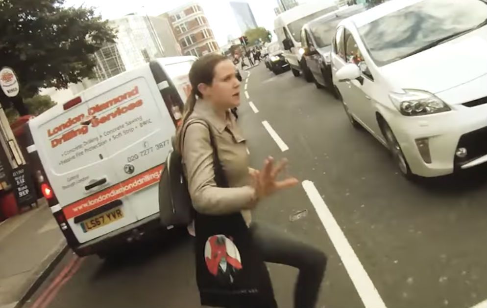 Motorrijder en voetganger tegen het asfalt in hartje Londen