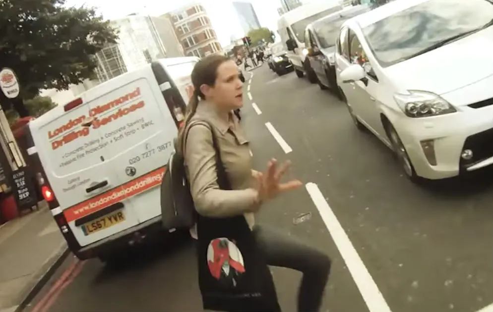 Motorrijder en voetganger tegen het asfalt in hartje Londen