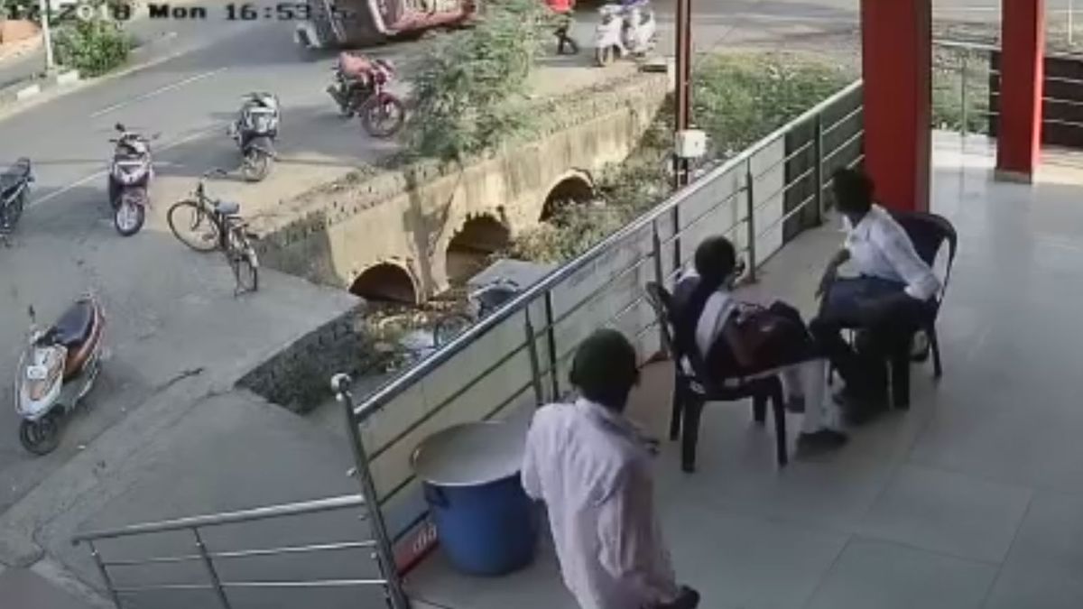 Gekantelde vrachtwagen tikt mannetje omver in India